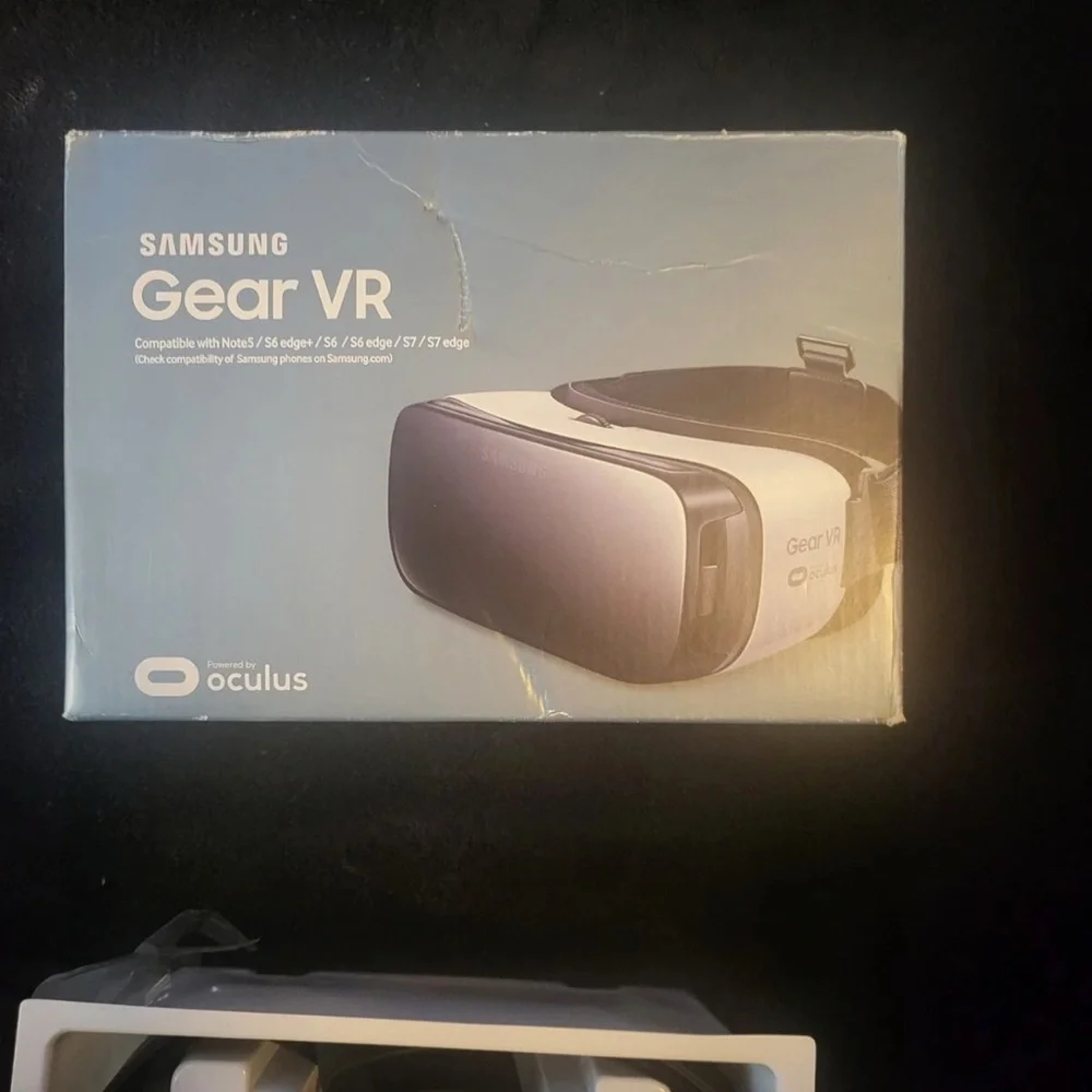 Samsung Gear VR Headset - Black and White